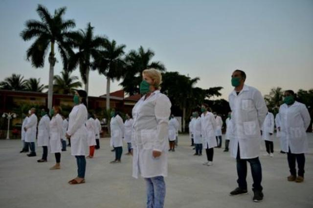 Médicos y enfermeros participan en una ceremonia antes de partir a Andorra el 28 de marzo en La Habana.