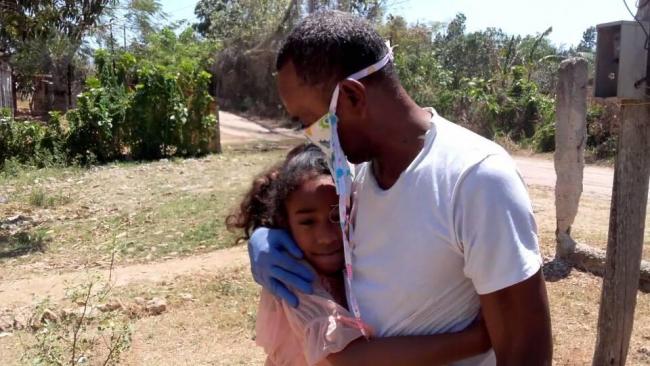 Ismael Boris Reñí abraza a su hija.