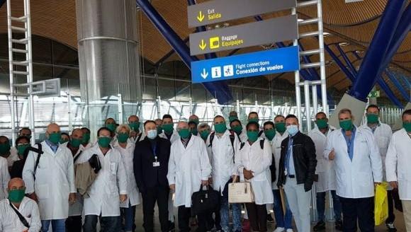 Médicos cubanos en Madrid de paso hacia Andorra.
