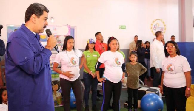 Nicolás Maduro, 'arengando' a las venezolanas ante dos embarazadas.