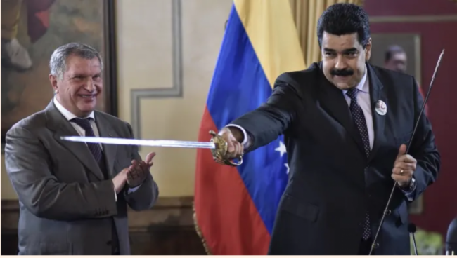 Igor Sechin (izq.), director ejecutivo de Rosneft, y Nicolás Maduro con espada que este le regalara. Caracas, 2019.