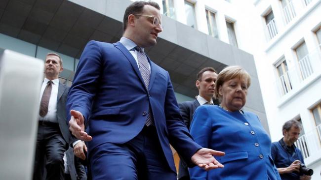 Angela Merkel junto al ministro alemán de Salud. 