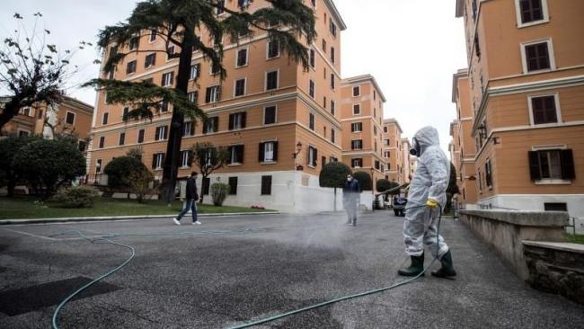 Tareas de saneamiento en Italia ante el coronavirus.