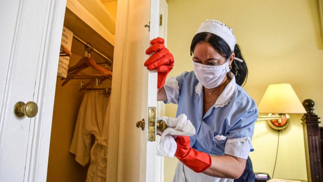 Una empleada del habanero Hotel Nacional desinfecta una habitación en prevención del coronavirus.  
