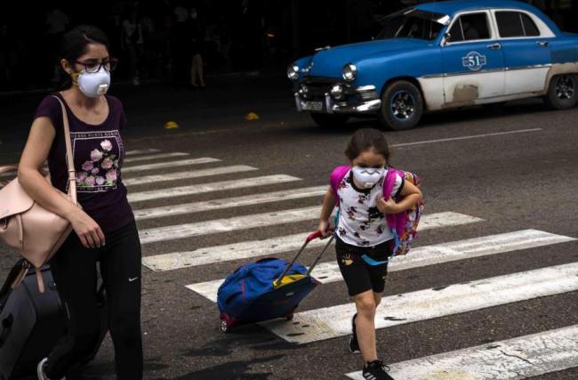 Viajeros saliendo del aeropuerto de La Habana.