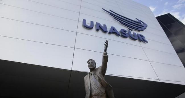 Estatua del expresidente Néstor Kirchner que estuvo en la entrada de la sede de UNASUR en Ecuador.