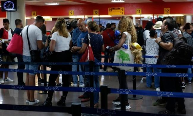 Cubanos hacen cola en el aeropuerto de La Habana.