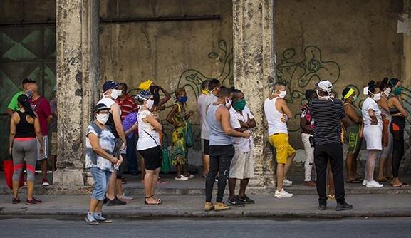 Colas en La Habana en tiempos de Covid-19.