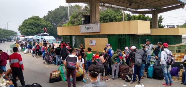 Venezolanos regresando a su país desde Colombia.