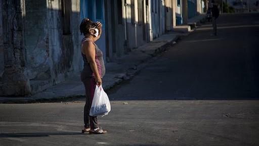 Una mujer en La Habana.