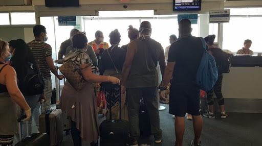 Cubanos en la Aduana a su llegada a la Isla.