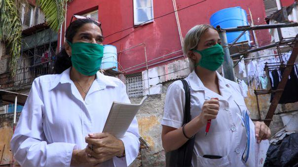 Personal sanitario recorre los barrios de Cuba.