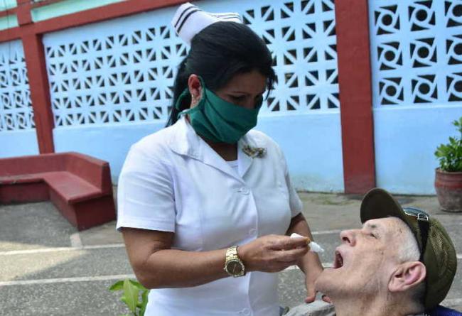 Una enfermera suministra las gotas de Prevengho-Vir.
