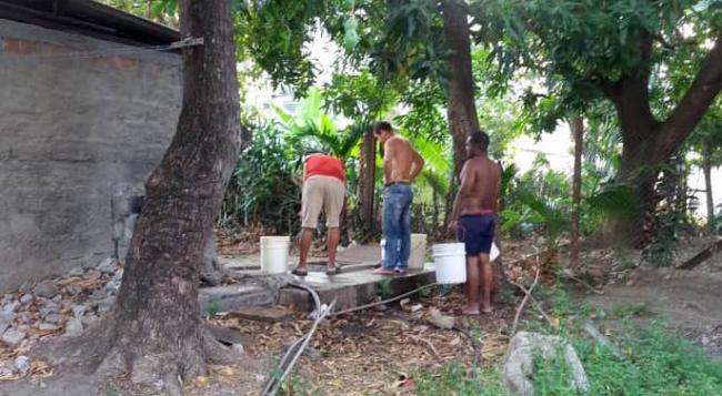 Vecinos de Guantánamo cogiendo agua.