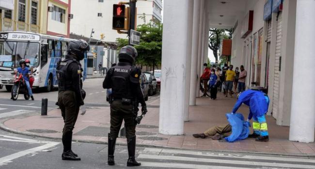 Las autoridades levantan un cadáver en plena calle en Guayaquil.