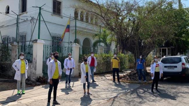 Médicos colombianos protestan frente a su Embajada en La Habana.