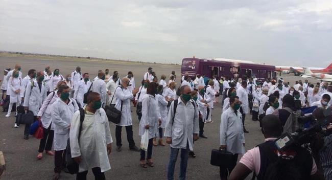 Médicos cubanos a su llegada a Luanda, Angola.