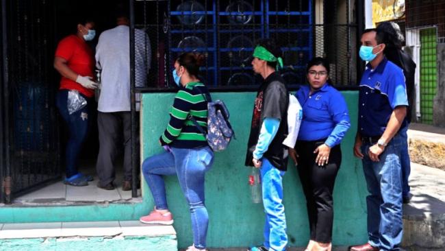 Nicaragüenses hacen cola en medio de la pandemia del nuevo coronavirus.