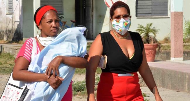 Una madre con su bebé en Santiago de Cuba.