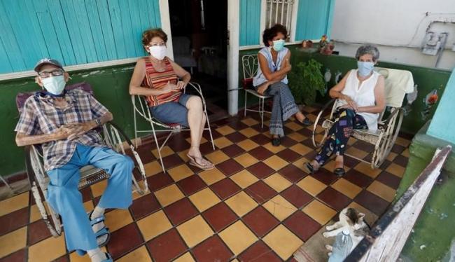 Adultos mayores en un portal en Cuba.