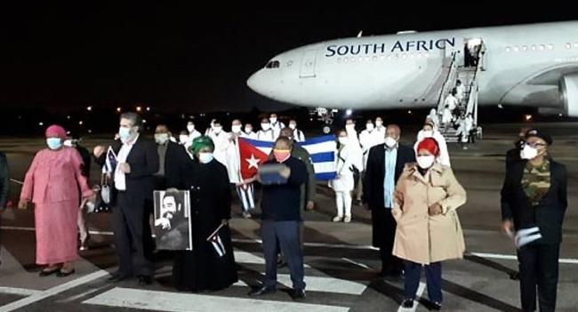 Médicos cubanos recibidos en Sudáfrica.