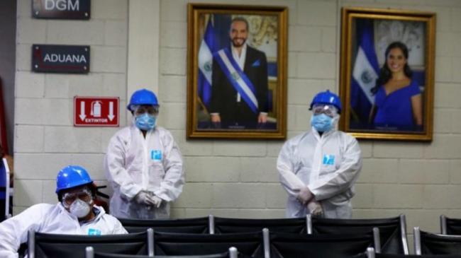 Personal médico salvadoreño en la lucha contra la pandemia.