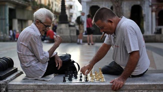 Dos habaneros jugando ajedrez en el Paseo del Prado.