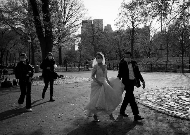 Una pareja se hace las fotos de su boda en Central Park, Nueva York.