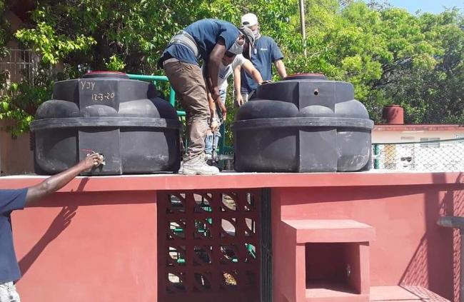 Obreros de Aguas de La Habana instalan un punto de abastecimiento al oeste de la ciudad.