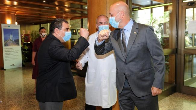 El cónsul general de Cuba en Barcelona, der., y el ministro de Salud de Andorra.