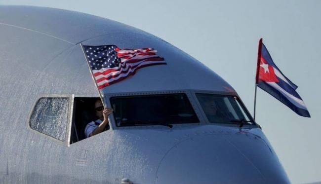Un avión de American Airlines con las banderas de Cuba y EEUU.