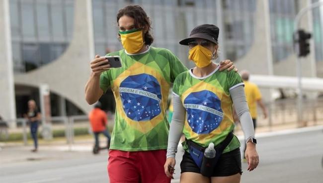Una pareja pasea en Brasil.