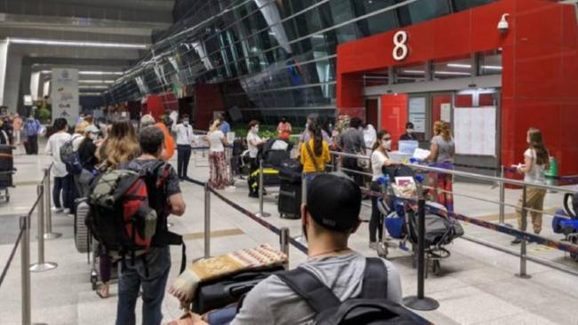 Chequeo de pasajeros en aeropuerto de Colombia.