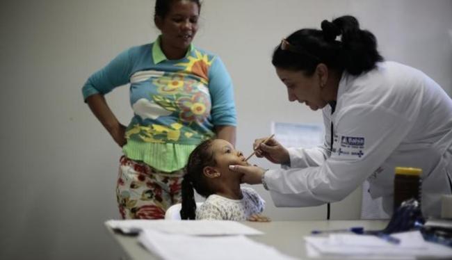 Una doctora cubana examina a un paciente en el hospital de Jiquitaia, Brasil.