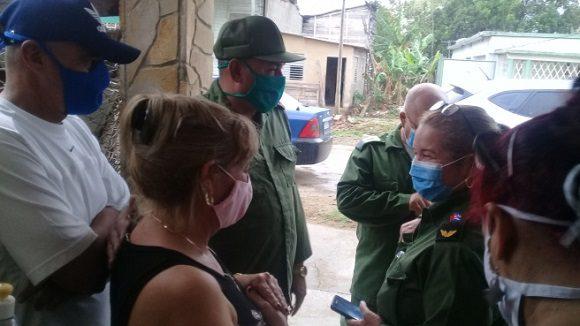 Autoridades visitan a la madre y esposa del médico Landy Rodríguez.