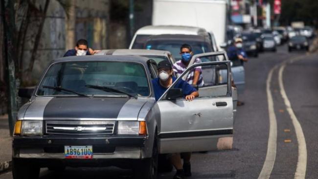 Largas colas por la falta de gasolina en Venezuela.