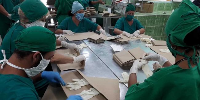 Guantes reciclados en el Hospital Mario Muñoz de Matanzas.