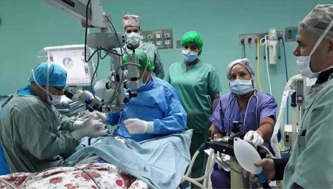 Médicos cubanos en una cirugía en Argelia.