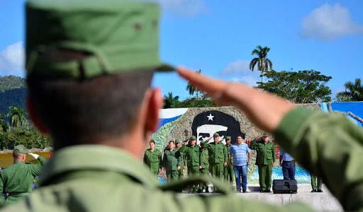 Ceremonia militar en Villa Clara.