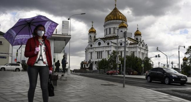 Una mujer pasa junto a la catedral de Cristo Salvador en el centro de Moscú.