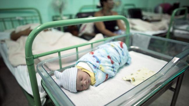 Un recién nacido en un hospital cubano.