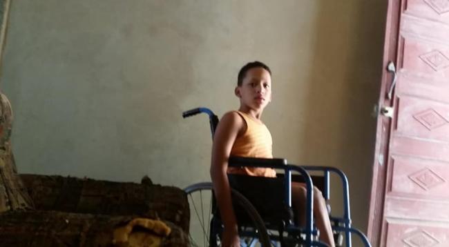 Niño en un sillón de ruedas.
