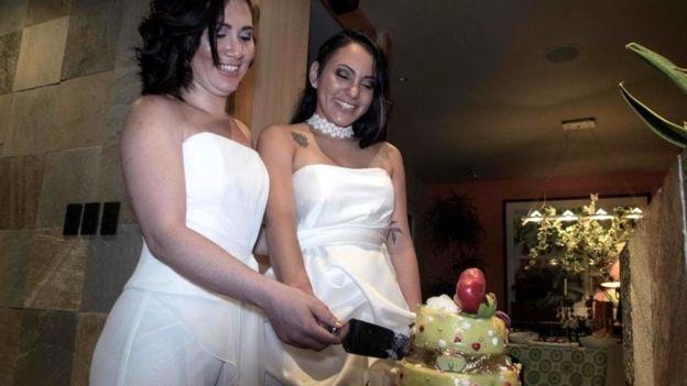Dunia Araya (d) y Alexandra Quiros, protagonistas del primer matrimonio igualitario en Costas Rica.