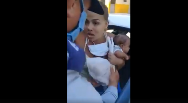 Intento de arresto de la cubana Aylín Arjona junto a su bebé.