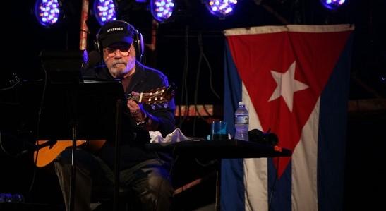 Silvio Rodríguez en uno de sus conciertos por los barrios cubanos.