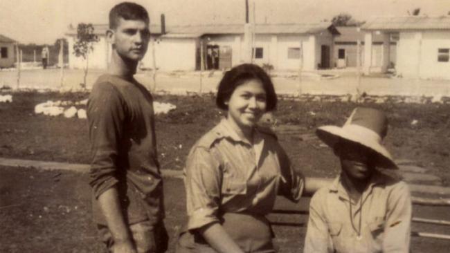 La psicóloga Liliana Morenza, en las UMAP, junto a dos homosexuales pertenecientes a la Compañía 4 en Camagüey, 1967.