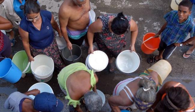 Cargando agua en La Habana. 