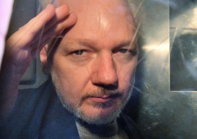 Julian Assange retratado dentro de la camioneta que lo trasladó a la prisión.