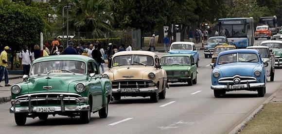 Un grupo de taxis privados transitan por una calle de Cuba antes del inicio de la pandemia. 