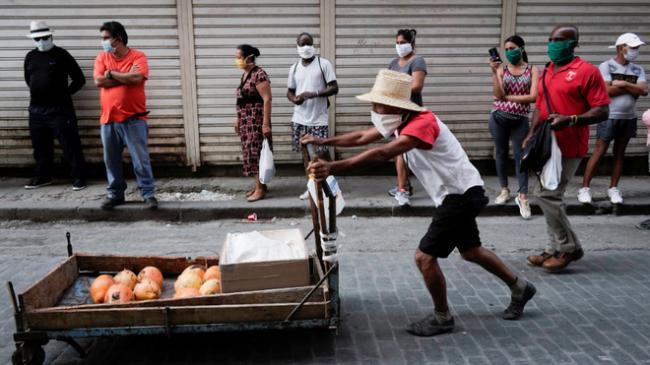 Un carretillero vende alimentos en La Habana.